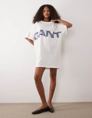 GANT - Oversize-T-Shirt-Kleid in Eierschalenweiß mit Logo auf der Brust