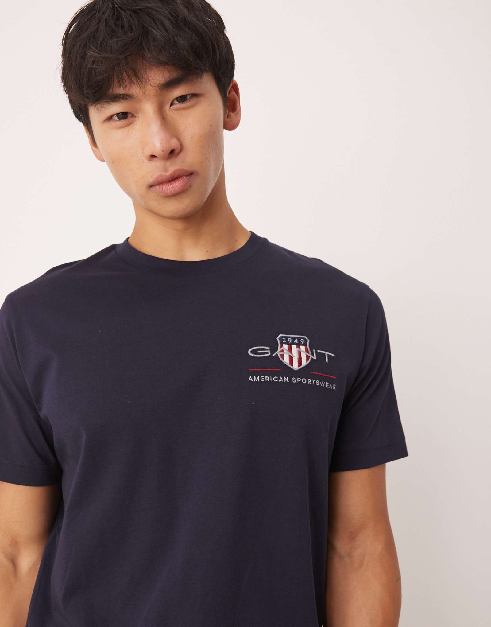 Архивная футболка GANT regular fit с небольшим логотипом темно-синего цвета