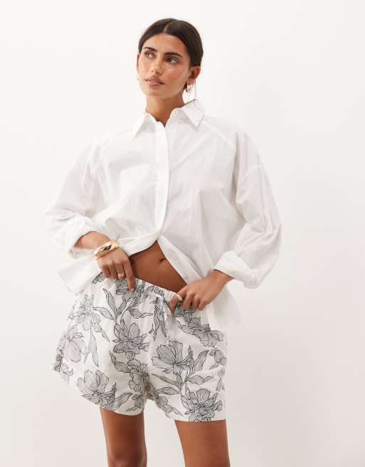 GANT shorts i linneblandning med blommigt tryck i vitt, 2 av 5
