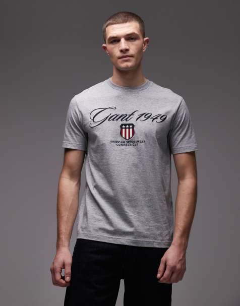 GANT – Szary T-shirt z logo na piersi i nadrukowanym napisem - view 1