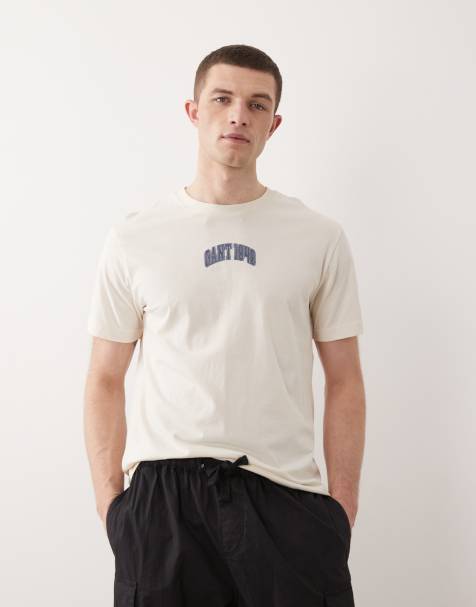 GANT – T-Shirt in Creme mit mittigem College-Logo auf der Brust - view 1