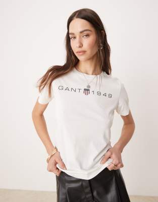 GANT - T-Shirt in Weiß mit „1949"-Schild-Logoprint