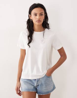 GANT - Tailliertes T-Shirt in Eierschalen-Weiß mit kleinem Logo