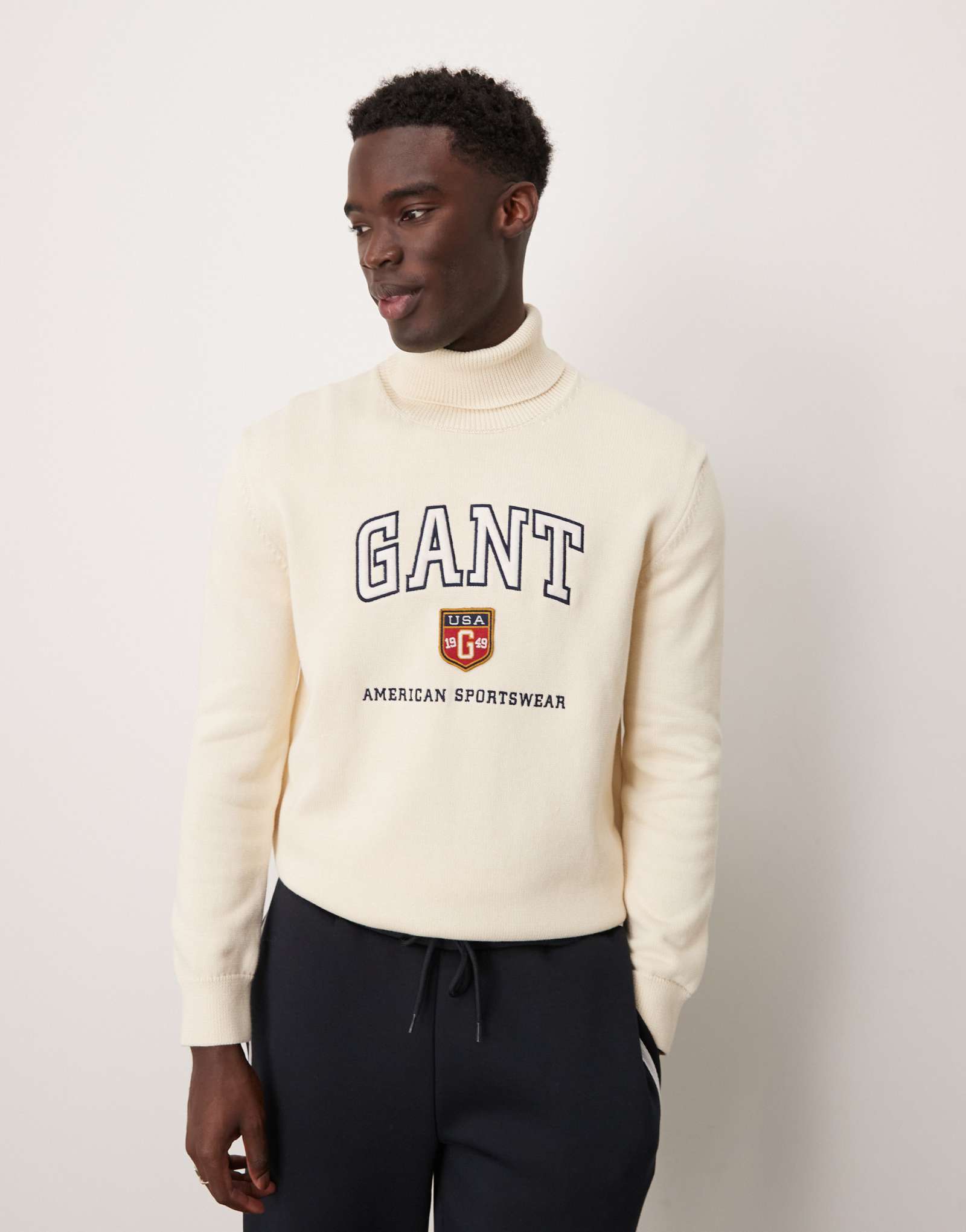 Вязаный свитер-водолазка с логотипом GANT varsity кремового цвета