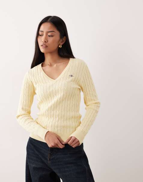 GANT – Waniliowy sweter z dzianiny o warkoczowym splocie z dekoltem w szpic - view 1