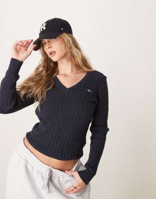 Thumbnail - GANT - Zopfstrick-Pullover aus Baumwolle in Marineblau mit V-Ausschnitt und Logo