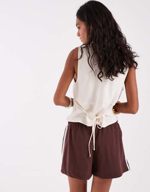 GAP runner shorts with white racer stripe in chocolate, 3 of 5