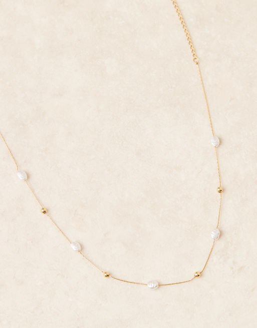 Gargantilla con charms de perlas de acero inoxidable chapada en oro de 18 quilates de Lost Souls, 2 de 3