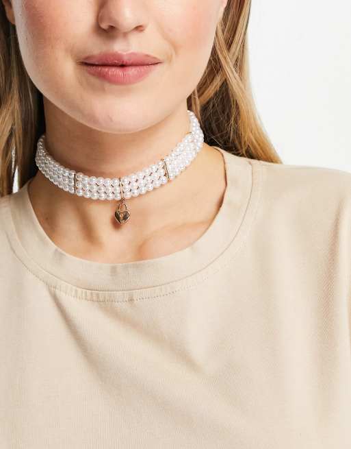 Gargantilla con diseño de varias hileras de perlas sintéticas con colgante de corazón de ASOS DESIGN