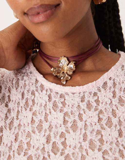 Gargantilla de cinta con detalle de flor dorada de ASOS DESIGN, 3 de 3