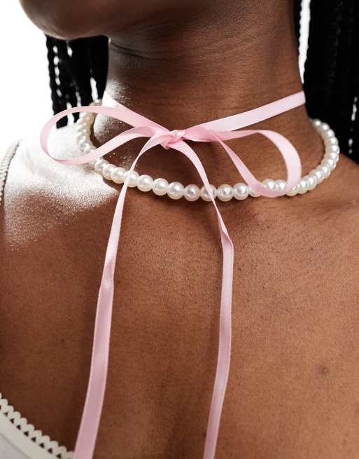 Gargantilla de cinta rosa con lazo de satén y cadena de perlas de imitación de PIECES, 4 de 4
