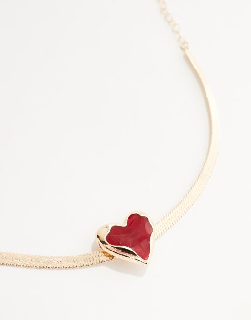 Gargantilla dorada con diseño de cadena de serpiente y corazón rojo de ASOS DESIGN, 3 de 4