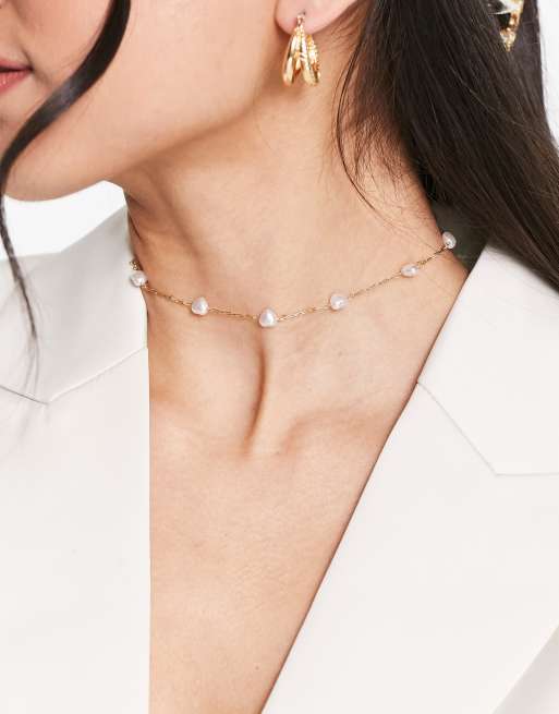 Gargantilla dorada con perlas en forma de corazón de DesignB London 