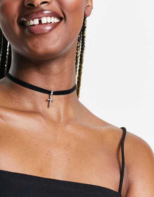 Gargantilla negra de terciopelo con colgante de cruz de ASOS DESIGN