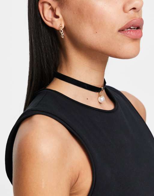 Gargantilla negra de terciopelo con colgante de perla sintética de ASOS DESIGN, 2 de 4