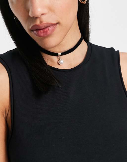 Gargantilla negra de terciopelo con colgante de perla sintética de ASOS DESIGN, 3 de 4