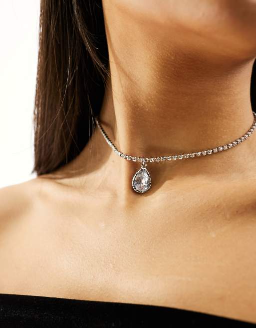 Gargantilla plateada con colgante de cristal en forma de lágrima de ASOS DESIGN, 3 de 4