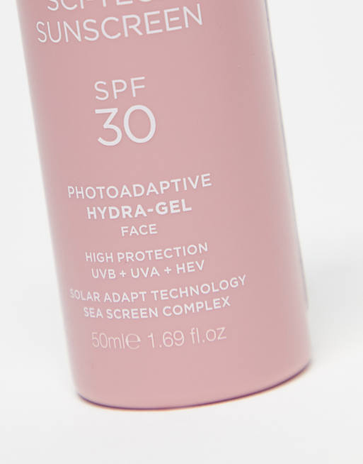 Gel para el rostro con FPS 30 Sci Tech Sunscreen Photo-Adaptive de 50 ml de Tan Luxe, 4 de 4