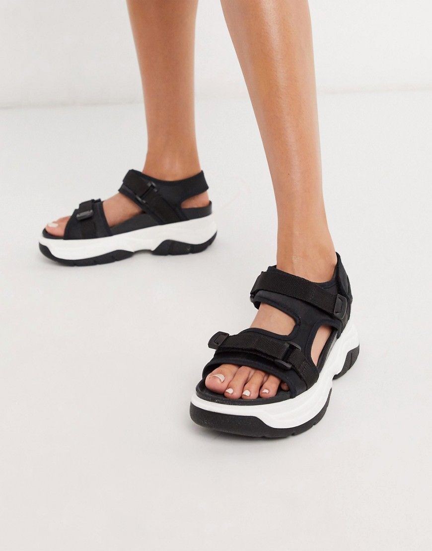 Genuins – Berna – Svarta, sportiga sandaler