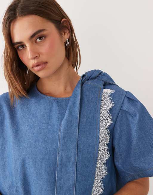 Ghospell – Blå miniklänning i denim med puffärmar, spetskant och omlottdesign, 2 av 4
