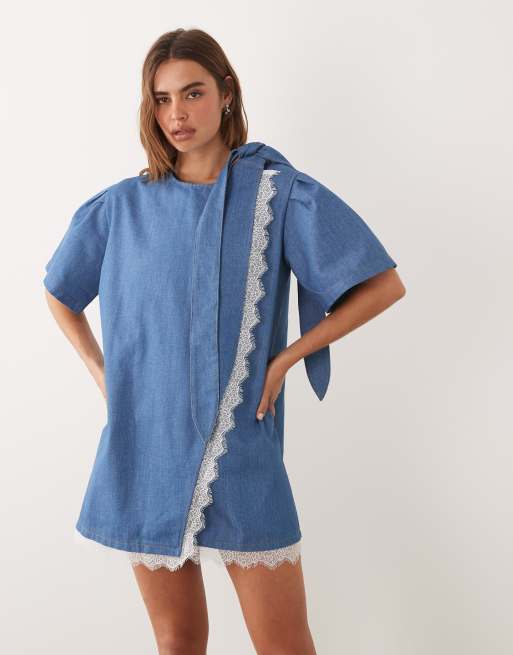Ghospell – Blå miniklänning i denim med puffärmar, spetskant och omlottdesign, 3 av 4