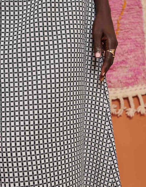 Black and white skirt flare best sale