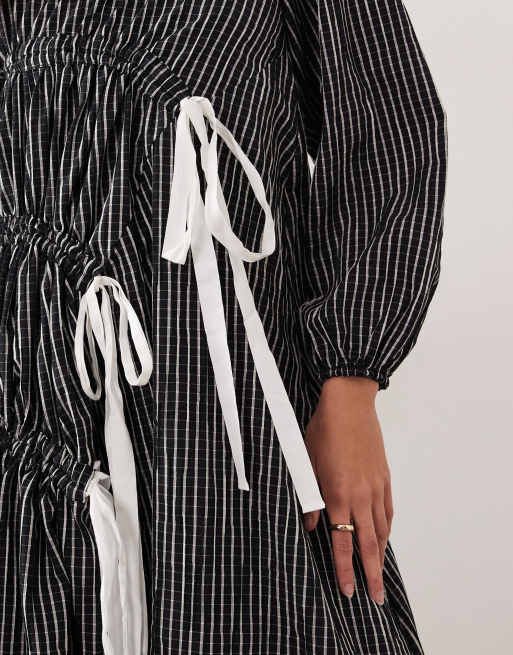 Ghospell – Gerafftes Midikleid in gestreiftem Schwarz mit hohem Baumwollanteil und Schleifendetails, 2 von 4