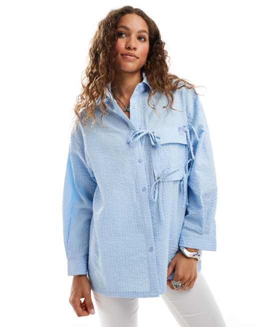 Ghospell - Gestreept overhemd met strikdetail in blauw