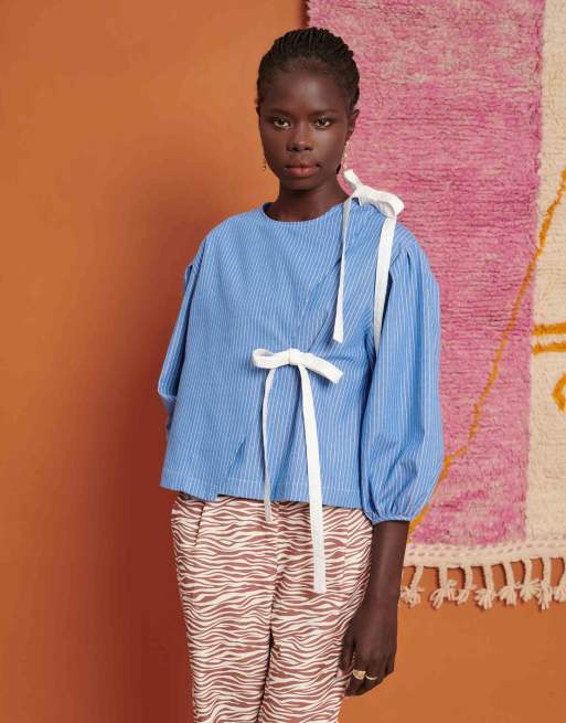Ghospell - Gestreepte top met strikdetail in blauw