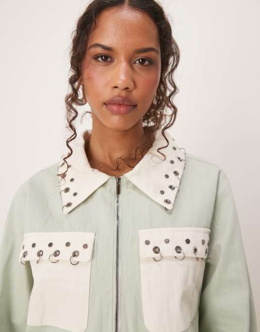 Ghospell – Jeansjacke in Hellgrün mit farblich abgesetzten Details