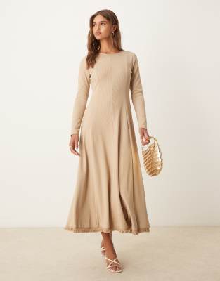 Ghospell - Kimberley - Midikleid aus Strick in Latte-Brown