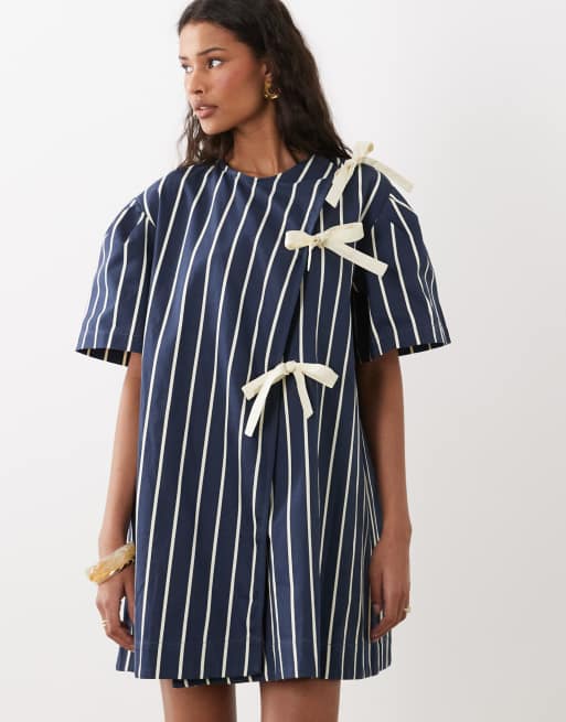 Ghospell – Kurzärmliges Mini-Jeanskleid in gestreiftem Marineblau mit drei Schleifen, 2 von 4