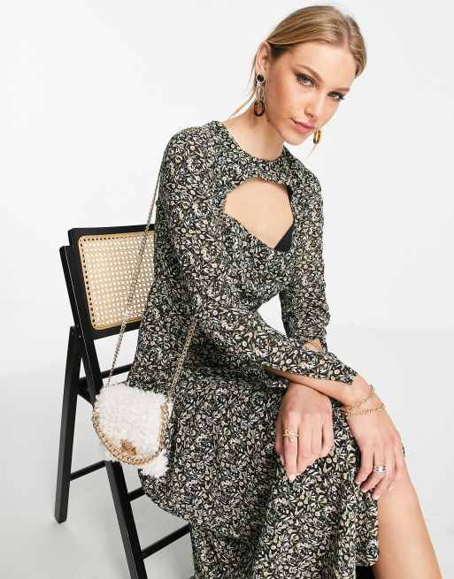 Ghospell – Langärmliges Maxikleid mit Zierausschnitt und dunklem, winterlichem Blumenmuster, 3 von 4