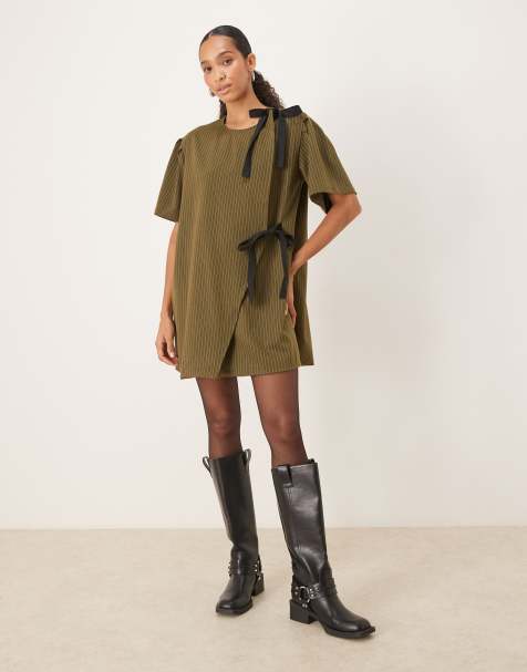 Ghospell – Leighton – Grön, kritstrecksrandig miniklänning med omlottdesign - view 1