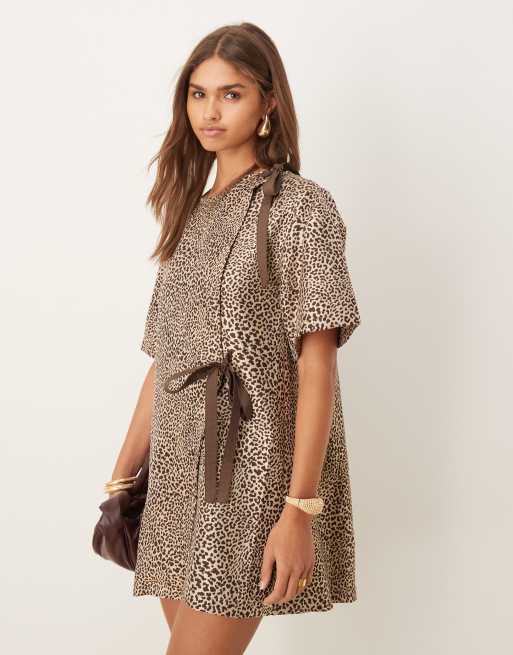 Ghospell - Leighton - Mini jurk met overslag in bruine luipaardprint