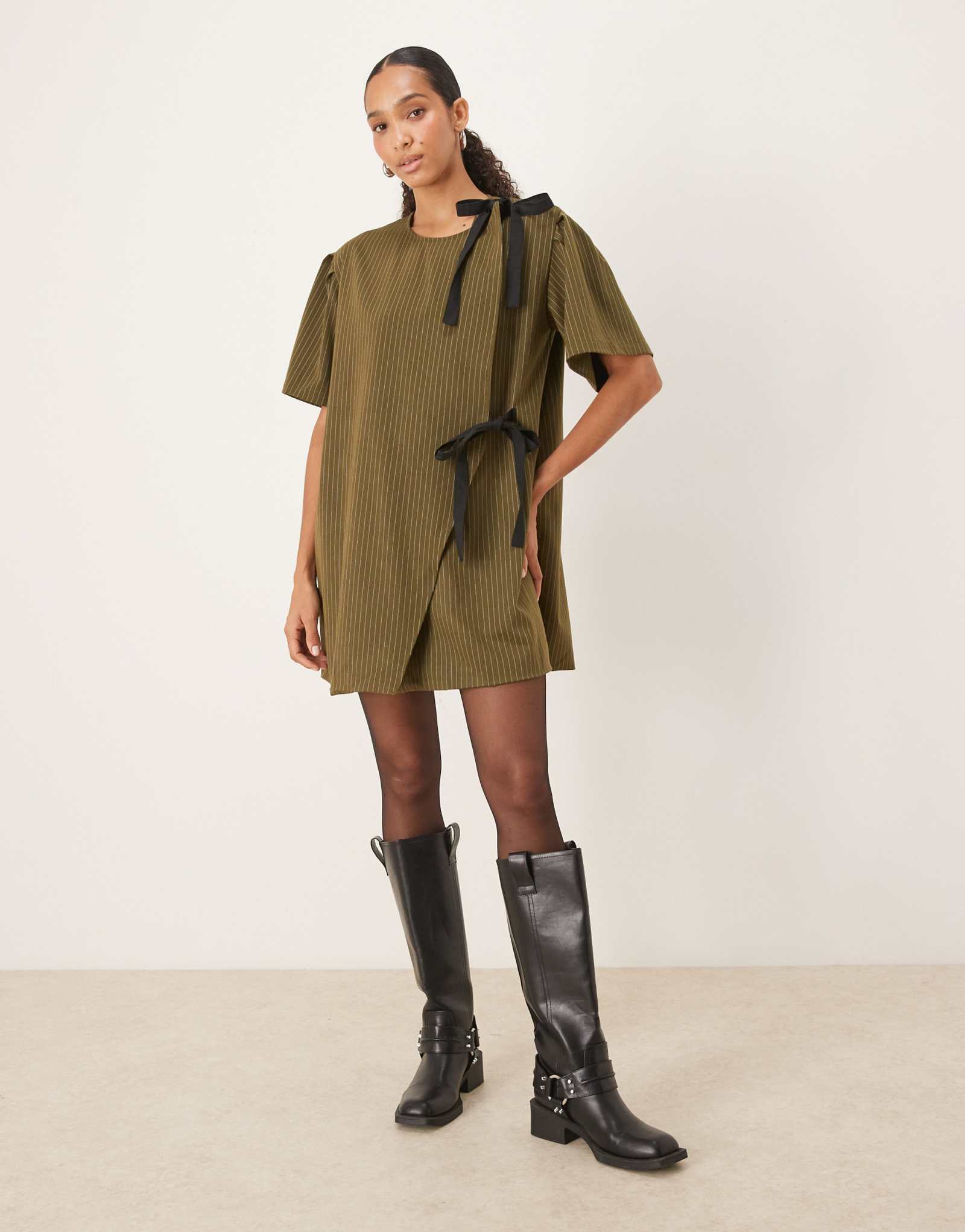 Мини-платье с запахом от Ghospell Leighton в зеленую полоску