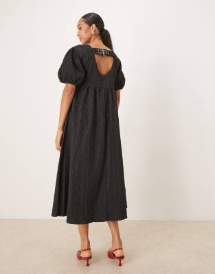 Ghospell - Maxikleid aus Jacquard in Schwarz mit Rundhalsausschnitt hinten und Schnallendetail