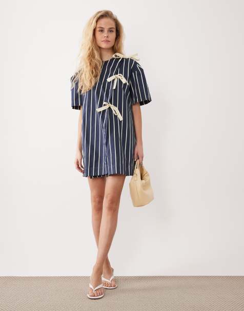 Ghospell – Mini-Jeanskleid in Marineblau mit Streifen und drei Schleifen - view 1