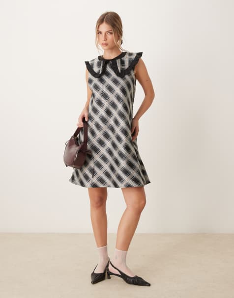 Ghospell - Mini jurk met oversized kraag in zwart en wit - view 1