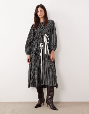 Ghospell - Prisha - Gerafftes Midikleid in gestreiftem Schwarz mit hohem Baumwollanteil und Schleifendetails