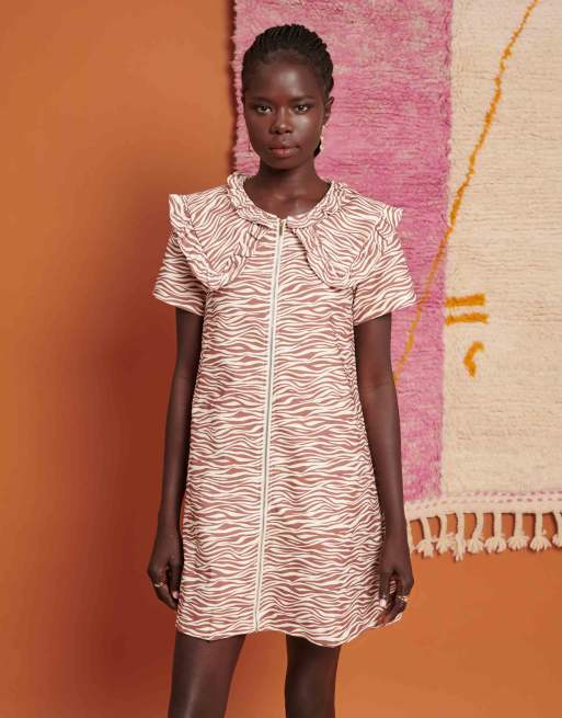 Ghospell - Robe courte à imprimé zébrures avec col oversize - Marron clair
