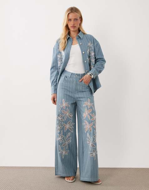 Ghospell - Rox - Lyseblå jeans med høj talje, vide ben, nålestriber og blomsterbroderier i bomuld - view 1