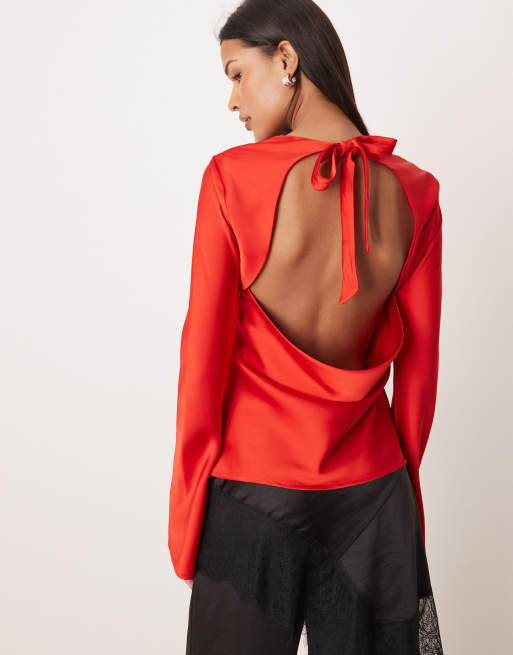 Ghospell – Rückenfreies Oberteil aus Satin in Rot mit Wasserfallausschnitt mit Bindedetail, 4 von 4