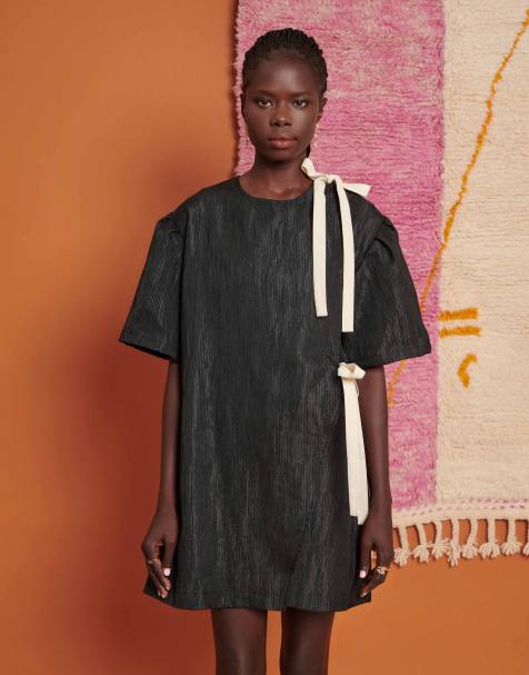 Ghospell – Strukturiertes Minikleid in Schwarz mit Schleifendetail - view 1