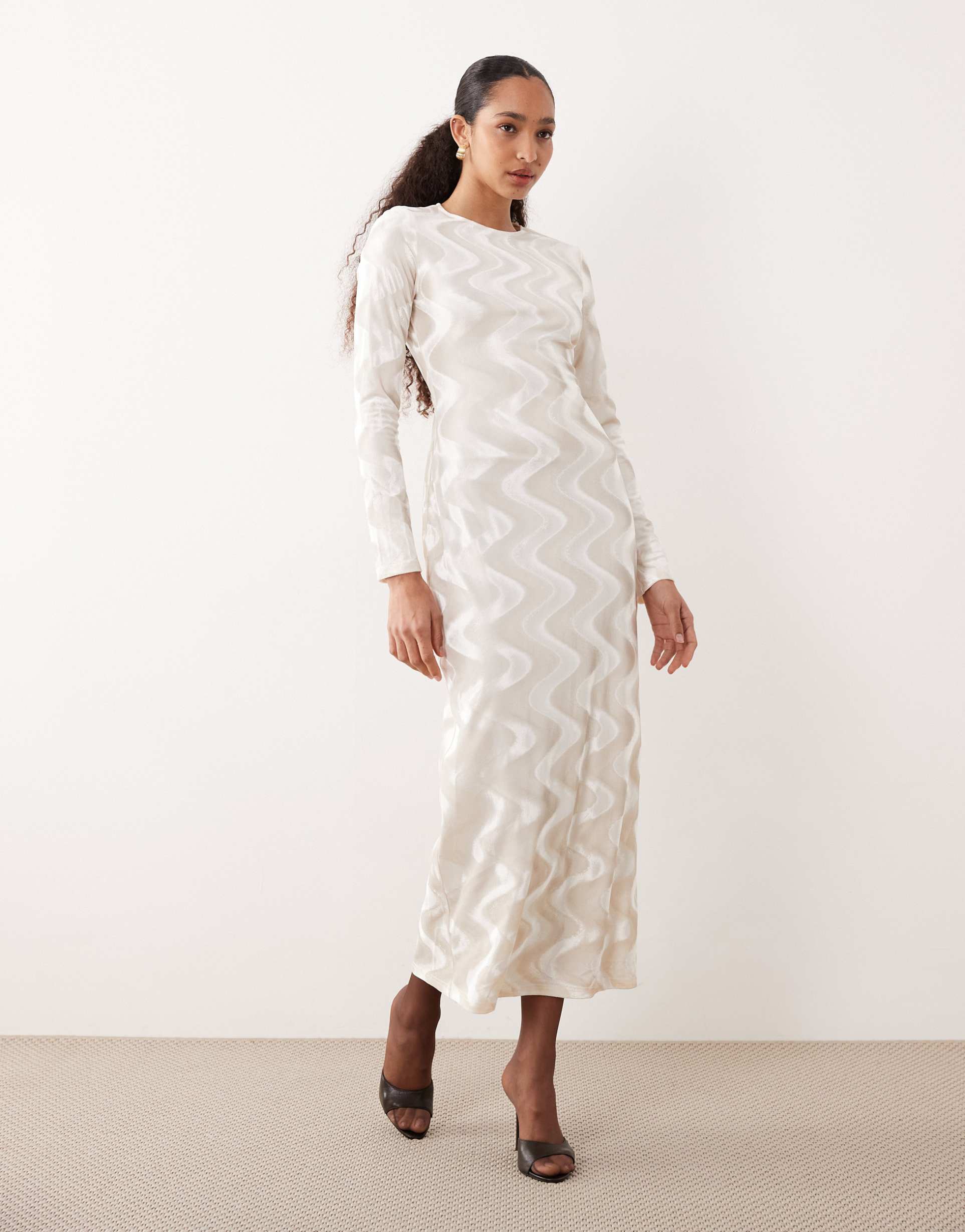 ghospell velvet midaxi dress in cream