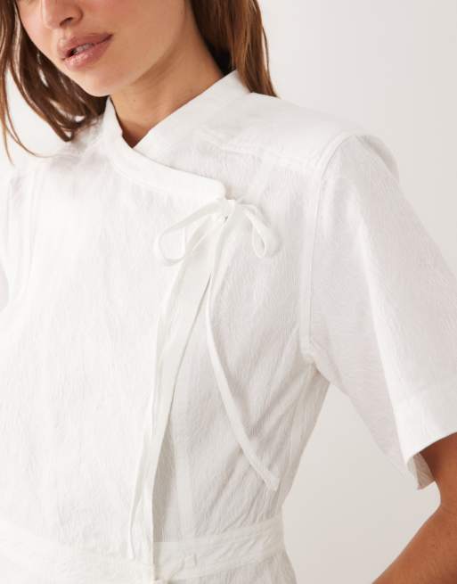 Ghospell - Vestito corto avvolgente a maniche corte in jacquard bianco con fiocco, 3 di 4
