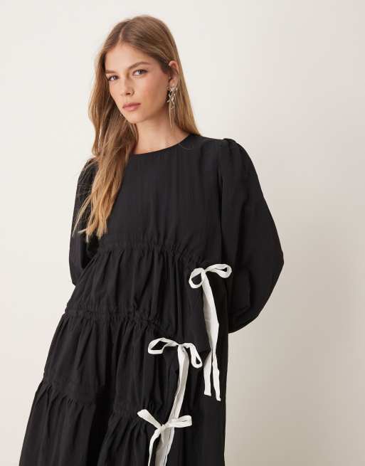 Ghospell - Vestito midi nero arricciato con fiocchi a contrasto, 3 di 4