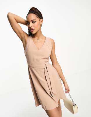 Gilli Gilli cross back mini dress in taupe-Brown