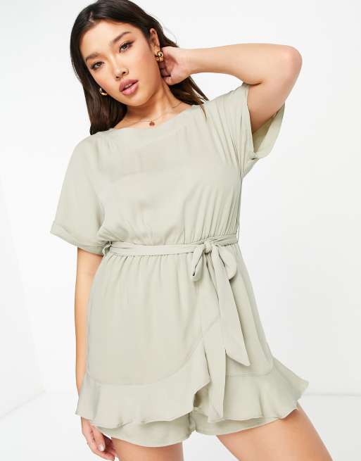Gilli – Playsuit mit Rüschen, Wickeldesign vorne und geschnürter Taille in Salbeigrün