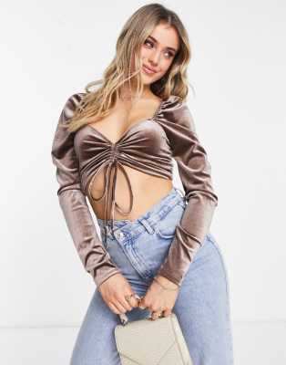 Укороченный топ из бархата Gilli с рюшами спереди коричневого цвета